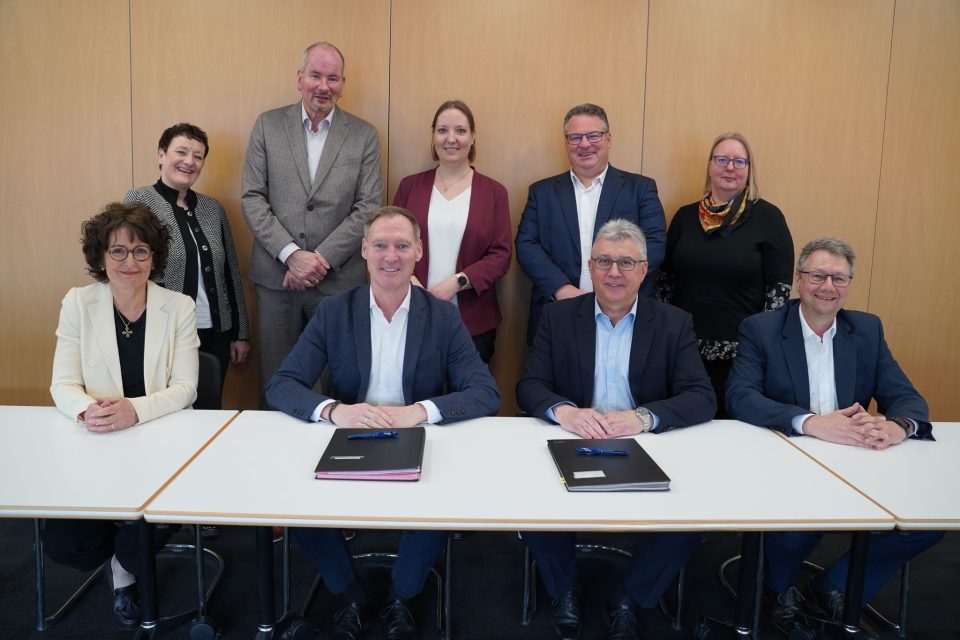 Demonstrative Einigkeit: Die Vorstände von BBBank und PSD Bank Hessen-Thüringen unterzeichnen im März einen Verschmelzungsvertrag und eine Fusionsfolgenvereinbarung. Am Tisch von links nach rechts: Gabriele Kellermann und Oliver Lüsch (beide BBBank) sowie Martin Schöndorf und Lothar Angermair (PSD Bank Hessen-Thüringen)