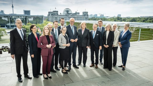 Bundeskanzler Friedrich Merz (M.) mit Bärbel Bas, Bundesministerin für Arbeit und Soziales (6.v.r.) und den Mitgliedern der Alterssicherungskommission.