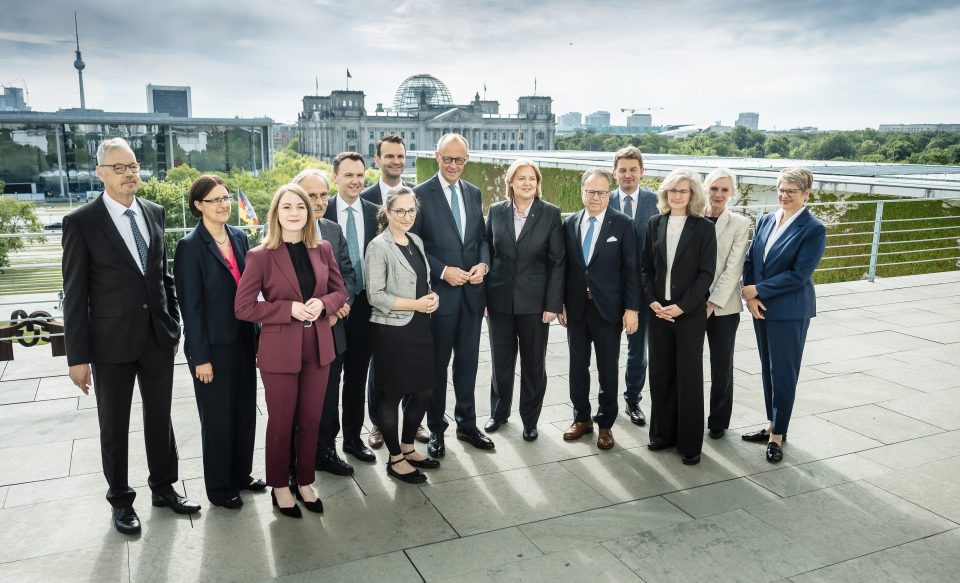 Bundeskanzler Friedrich Merz (M.) mit Bärbel Bas, Bundesministerin für Arbeit und Soziales (6.v.r.) und den Mitgliedern der Alterssicherungskommission.