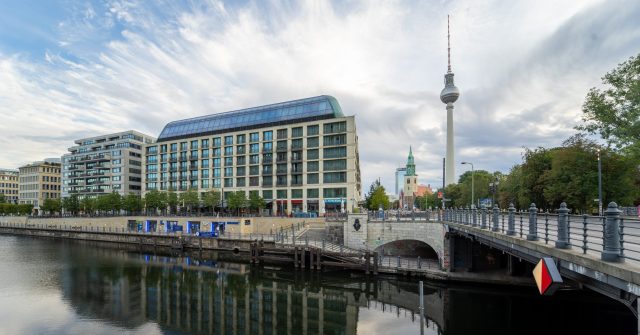 Kommen hier bald auch EZB-Kontrolleure vorbei? Die Lloyds Bank steuert vom Berliner Dom Aquarée aus ihr Geschäft in Deutschland und den Niederlanden.
