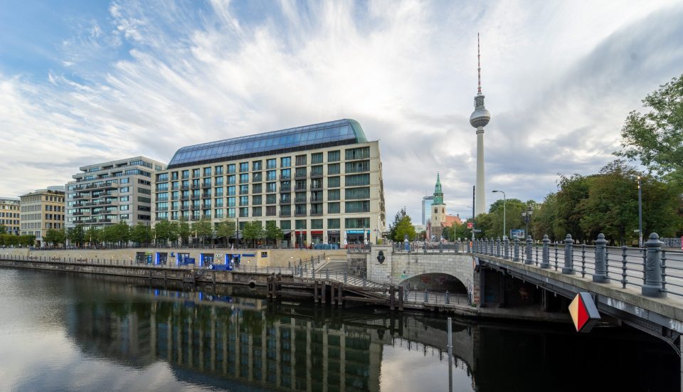 Kommen hier bald auch EZB-Kontrolleure vorbei? Die Lloyds Bank steuert vom Berliner Dom Aquarée aus ihr Geschäft in Deutschland und den Niederlanden.