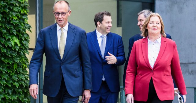 Bundeskanzler Friedrich Merz, Bundesfinanzminister Lars Klingbeil, der bayerische Ministerpräsident Markus Söder und Bundesarbeitsministerin Bärbel Bas präsentieren ihre Pläne nach dem Koalitionsausschuss. Die KfW soll zweimal 500 Mio. Euro Gewinn abführen, heißt es im gemeinsamen Eckpunktepapier.
