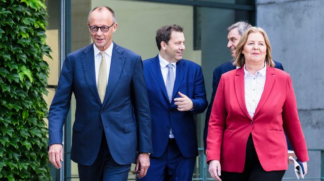 Bundeskanzler Friedrich Merz, Bundesfinanzminister Lars Klingbeil, der bayerische Ministerpräsident Markus Söder und Bundesarbeitsministerin Bärbel Bas präsentieren ihre Pläne nach dem Koalitionsausschuss. Die KfW soll zweimal 500 Mio. Euro Gewinn abführen, heißt es im gemeinsamen Eckpunktepapier.