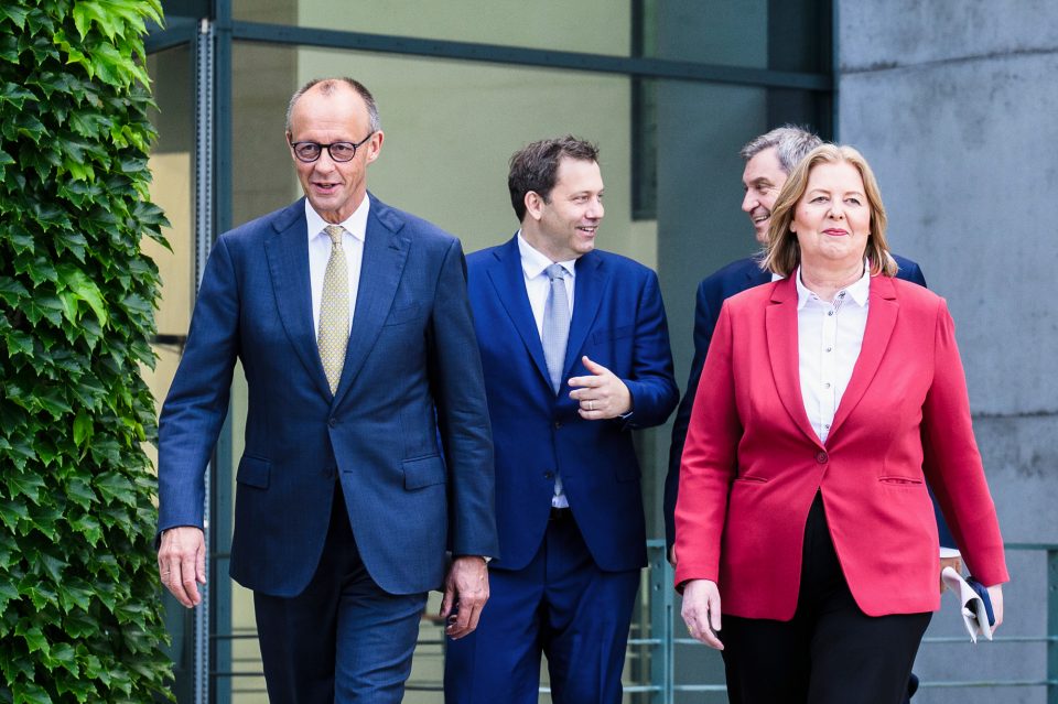 Bundeskanzler Friedrich Merz, Bundesfinanzminister Lars Klingbeil, der bayerische Ministerpräsident Markus Söder und Bundesarbeitsministerin Bärbel Bas präsentieren ihre Pläne nach dem Koalitionsausschuss. Die KfW soll zweimal 500 Mio. Euro Gewinn abführen, heißt es im gemeinsamen Eckpunktepapier.
