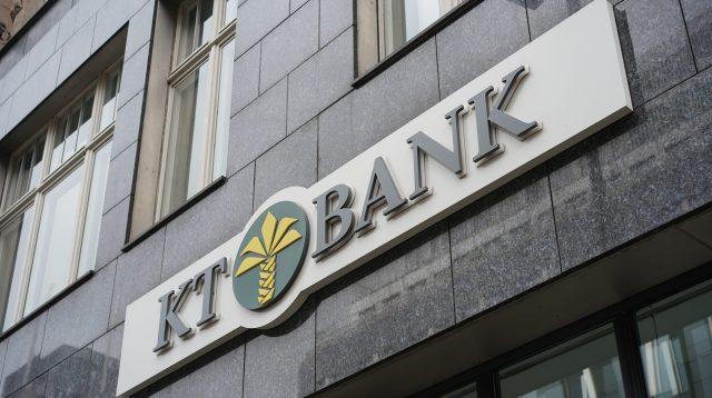 Die Palme steht im Islam für Glauben und Beständigkeit und ziert das Logo der KT Bank, im Bild über der Filiale in Berlin
