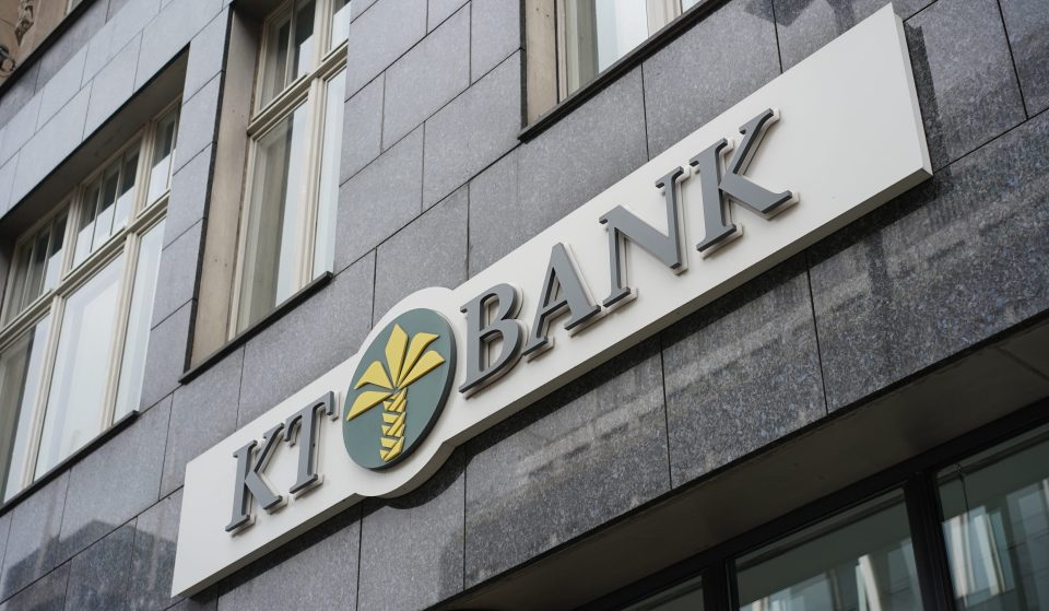 Die Palme steht im Islam für Glauben und Beständigkeit und ziert das Logo der KT Bank, im Bild über der Filiale in Berlin
