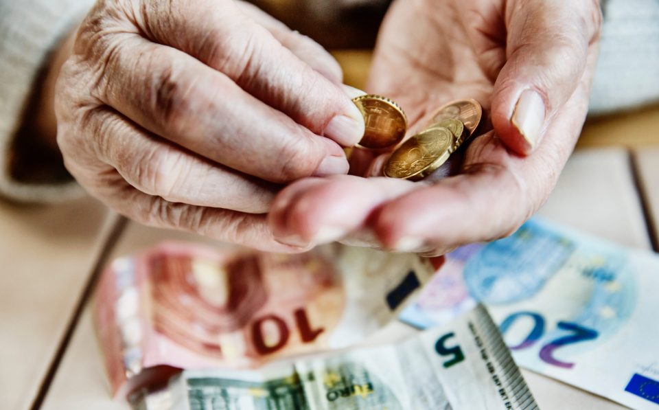 Hand einer Seniorin mit Bargeld