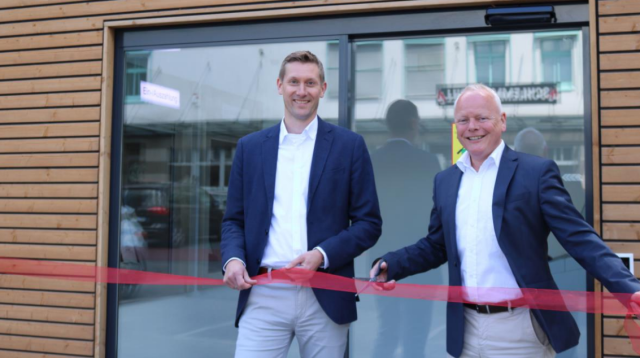 So vereint wie im Mai bei der Eröffnung eines SB-Pavillons ist der Vorstand nicht mehr. Dirk Abel (rechts) ist beurlaubt, Stefan Bettges (links) braucht alsbald Verstärkung.