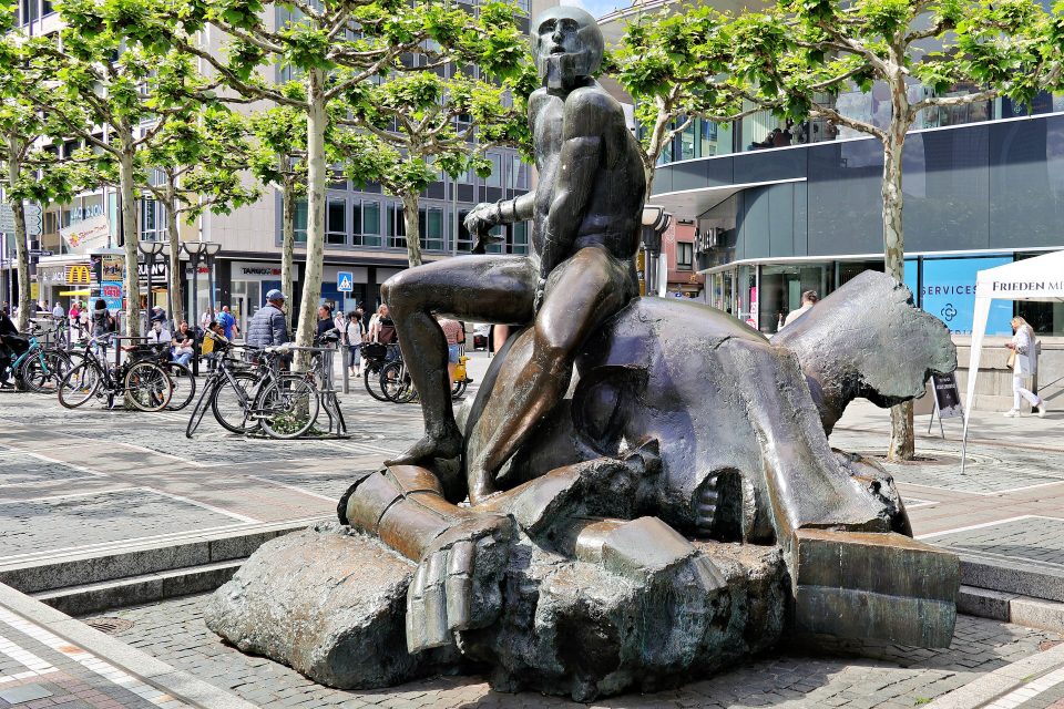 David und Goliath von Richard Heß auf der Frankfurter Zeil: Der Kampf zwischen Groß und Klein ist allgegenwärtig, auch in der KVG-Branche.