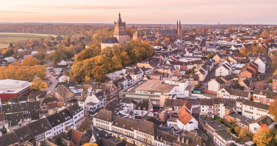 Die Stadt Kleve ist nicht nur für die Schwanenburg im Zentrum, sondern auch für eine strauchelnde Volksbank bekannt.