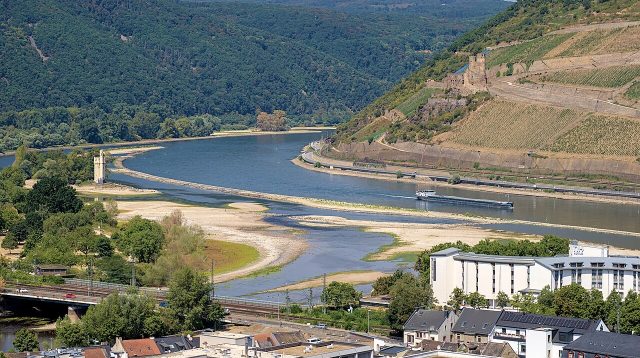 Niedrigwasser am 3. August 2026 in Bingen am Zusammenfluss von Rhein und Nahe: Auch Dürre ist eine Folge von zu wenig ESG-Engagement.