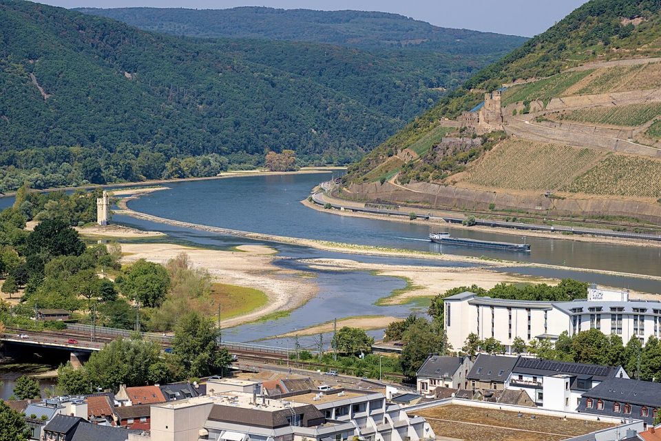 Niedrigwasser am 3. August 2026 in Bingen am Zusammenfluss von Rhein und Nahe: Auch Dürre ist eine Folge von zu wenig ESG-Engagement.