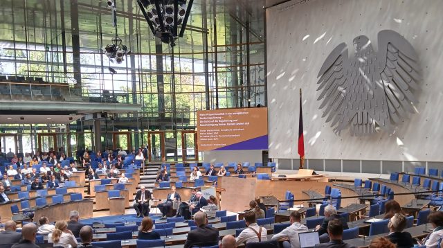 Große Kulisse für kleine Banken: Die Bafin lud in den Plenarsaal des Bonner World Conference Centers, des früheren Bundestag-Gebäudes, zur Konferenz über Proportionalität in der Bankenaufsicht.