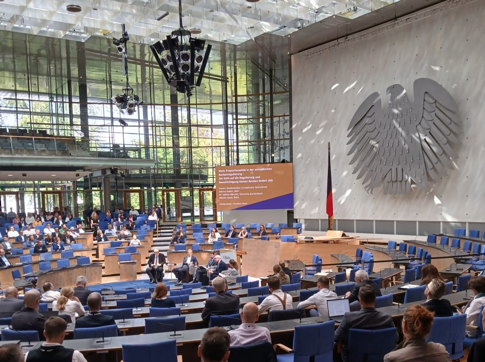 Große Kulisse für kleine Banken: Die Bafin lud in den Plenarsaal des Bonner World Conference Centers, des früheren Bundestag-Gebäudes, zur Konferenz über Proportionalität in der Bankenaufsicht.