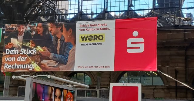 Werbung für Wero am Frankfurter Hauptbahnhof.