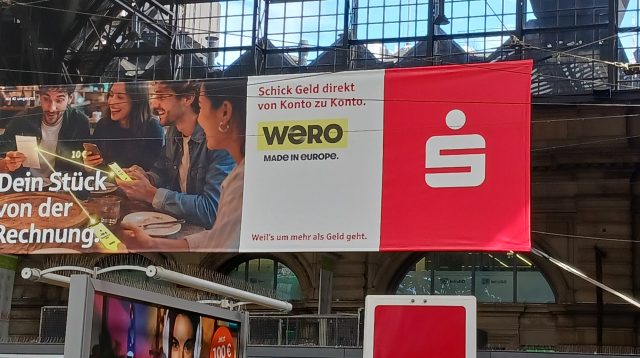 Werbung für Wero am Frankfurter Hauptbahnhof.