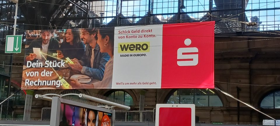 Werbung für Wero am Frankfurter Hauptbahnhof.