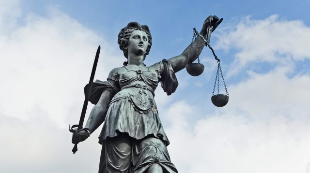 Statue der Justizia in Frankfurt am Main.