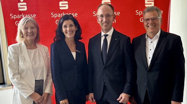 Auf dem Foto von links nach rechts:
Anita Schneider, Landrätin des Landkreises Gießen
Ilona Roth, Vorstandsmitglied der Sparkasse Gießen
Michel Zacher, zukünftiges Vorstandsmitglied der Sparkasse Gießen
Frank-Tilo Becher, Oberbürgermeister der Stadt Gießen.
