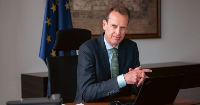 EZB-Direktor Frank Elderson spricht sich für Erleichterungen für kleine Banken aus.