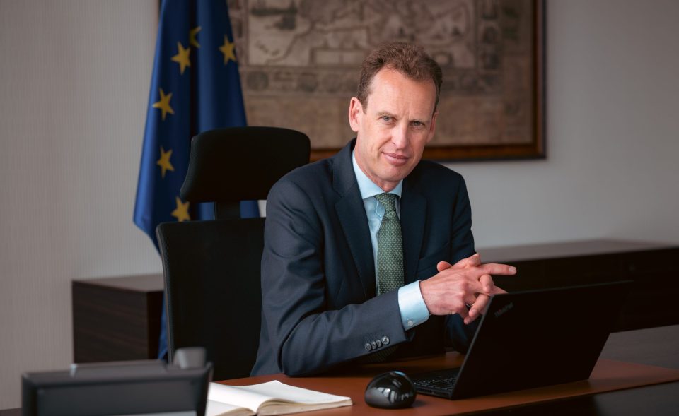 EZB-Direktor Frank Elderson spricht sich für Erleichterungen für kleine Banken aus.