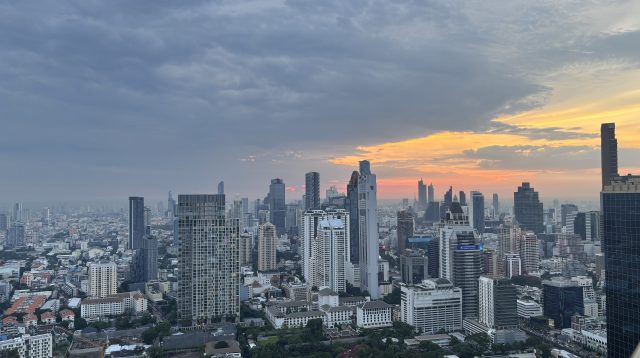 Blick auf das abendliche Bangkok