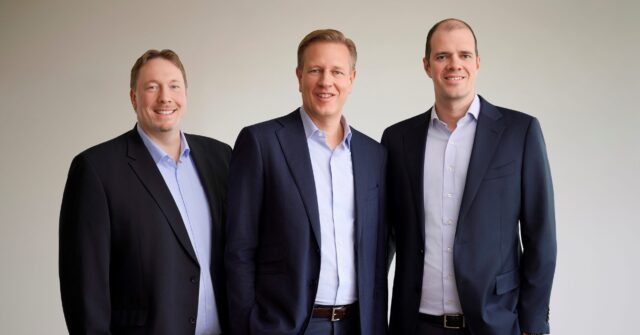 Primus inter pares: Matthias Born (Mitte) dominiert als Mehrheitseigentümer die Fortequa. Als Gründer sind auch Christian Korth (rechts) und Oliver Fritz (links) dabei.