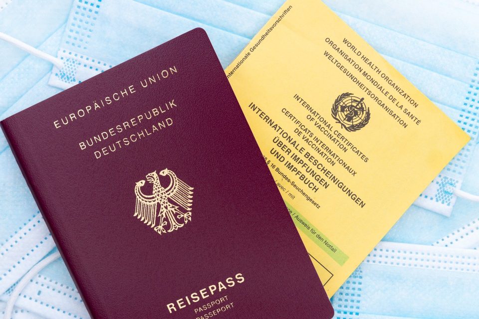 Der Reisepass der Bundesrepublik Deutschland mit dem aktuellen papierhaften Impfausweis.
