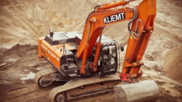 Bagger von Kiemt in Baugrube