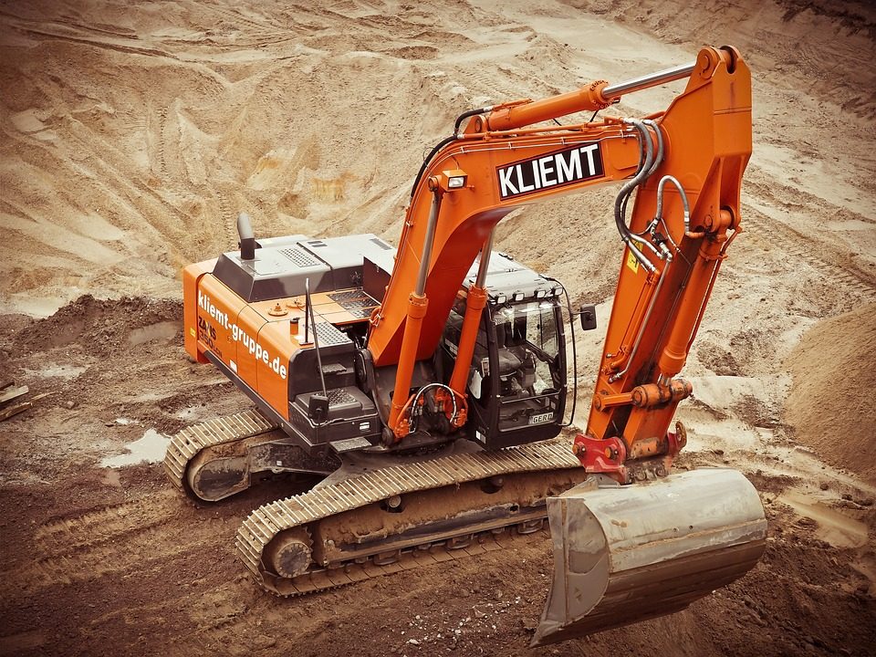 Bagger von Kiemt in Baugrube