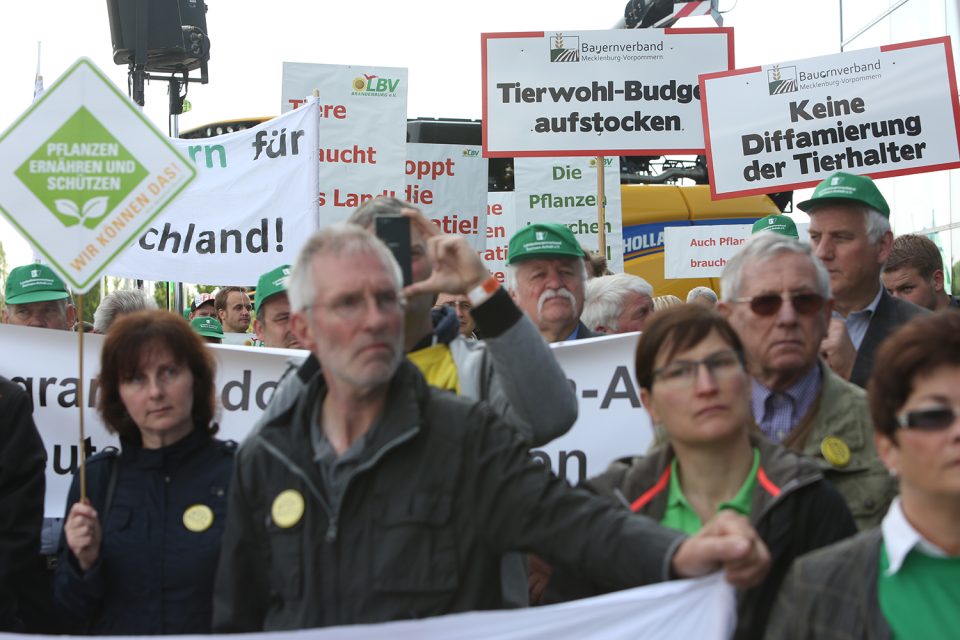 Immer mehr Auflagen und mangelnde Wertschätzung treiben deutsche Bauern auf die Straße.