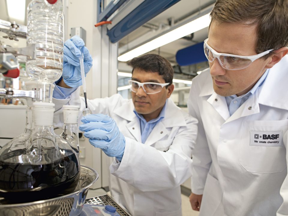 BASF-Laboranten bei der Arbeit