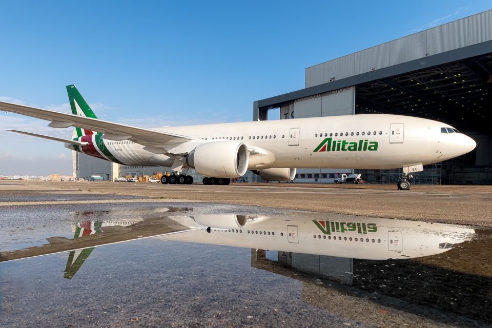 Zur Zukunft der Papst-Airline gibt sich Italiens Wirtschaftsminister Luigi Di Maio siegessicher.