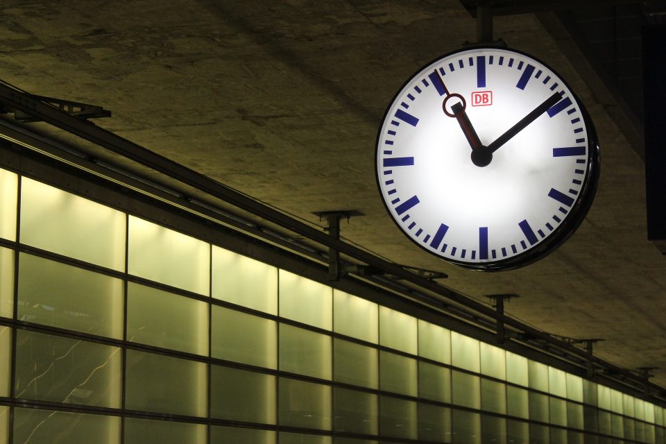 deutsche-bahn-uhr-streik-verspaetung-c-cco-public-domain
