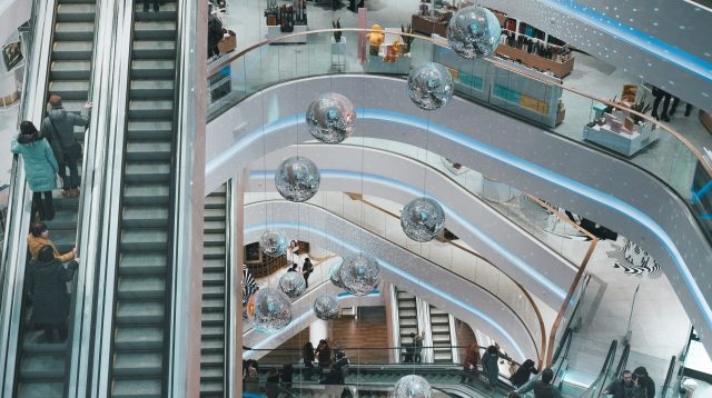 Einkaufszentrum mit mehreren Stockwerken