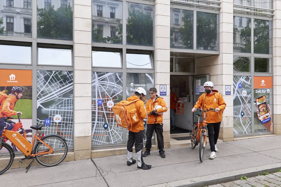 Lieferando-Fahrer vor der Zentrale